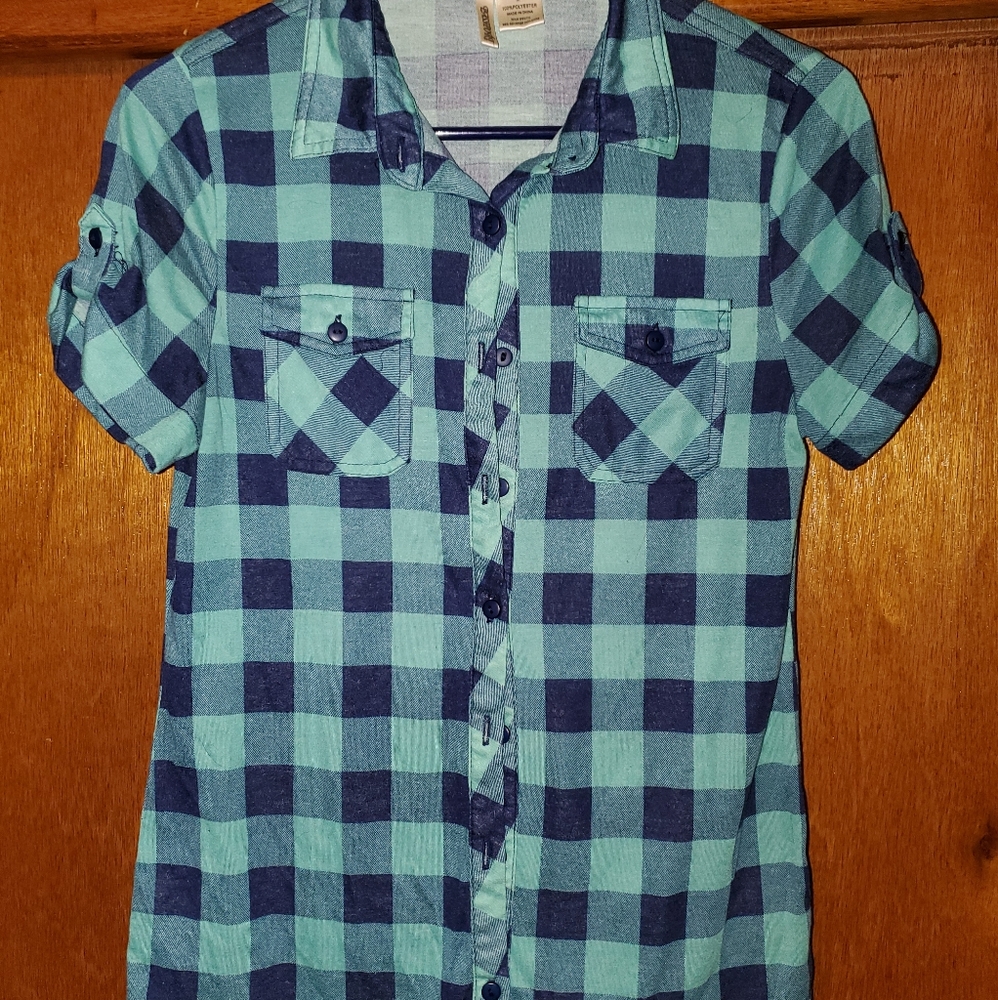 Short sleeved button-up plaid shirt